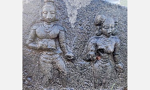 உத்திரமேரூர் அருகே எடமிச்சி கிராமத்தில் கண்டுபிடிக்கப்பட்ட ‘சதி கற்கள்'.﻿﻿﻿﻿