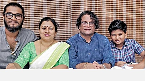 குடும்பத்தினருடன் ஹரீஷ் பெரடி