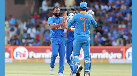 விக்கெட் வீழ்த்திய ஷமியை பாராட்டும் சக வீரர்கள் : படம் உதவி ட்விட்டர்