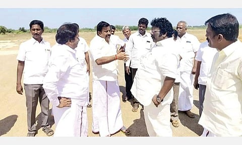 உள்ளாட்சித் தேர்தலில் வெற்றி பெற்ற திமுகவினர் பங்கேற்கும் மாநாட்டுக்கான ஏற்பாடுகள் குறித்து கேர் கல்லூரி வளாகத்தில் பந்தல் அமைப்பாளர் வடுவூர் சிவா மற்றும் திமுக நிர்வாகிகளுடன் ஆலோசனை நடத்தும் முன்னாள் அமைச்சர் கே.என்.நேரு.