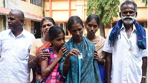 சவுதி அரேபியாவில் இறந்த பாண்டி. 
2: சவுதி அரேபியாவில் இறந்த கணவரின் உடலை சொந்த ஊருக்கு கொண்டுவரக்கோரி ஆட்சியரிடம் மனு அளிக்க வந்த வனிதா மற்றும் உறவினர்கள்.