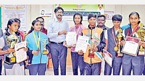 தேசிய போட்டிகளில் வெற்றி பெற்ற மாணவர்களை திருப்பூர் மாவட்ட ஆட்சியர் க.விஜயகார்த்திகேயன் பாராட்டினார்.