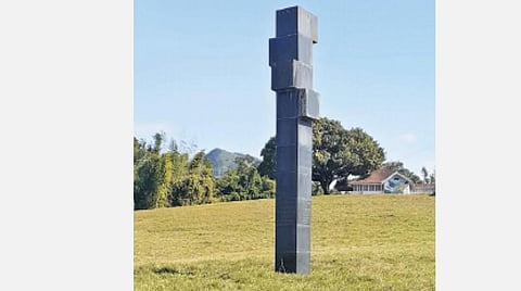 டாப்சிலிப் புல்வெளியில் அமைக்கப்பட்டுள்ள ஆனைமலை வனவிலங்கு புகலிடம் தோற்றுவிக்கப்பட்ட தின நினைவுத் தூண்.﻿