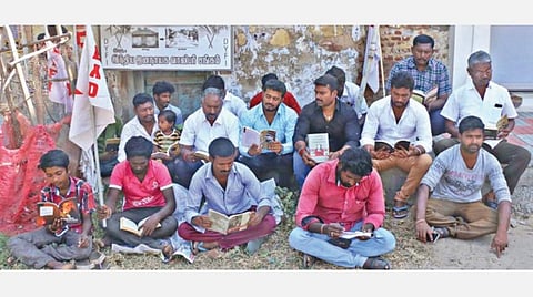 சேலம் அன்னதானப்பட்டி மாரியம்மன் கோயில் அருகே உள்ள நூலகத்தை திறக்க வலியுறுத்தி, சாலையில் அமர்ந்து புத்தகம் படிக்கும் போராட்டத்தில் ஈடுபட்ட இந்திய ஜனநாயக வாலிபர் சங்கத்தினர். படம்:எஸ்.குரு பிரசாத்