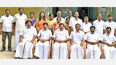 முதல்வர் பழனிசாமியுடன் குழு படம் எடுத்துக்கொண்ட நல்லூர் ஒன்றிய அதிமுக, கூட்டணி மற்றும் சுயேட்சை கவுன்சிலர்கள்.