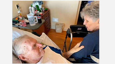 65 ஆண்டுகள் இணை பிரியாமல் வாழ்ந்த தம்பதி மரணத்திலும் இணைந்தனர்