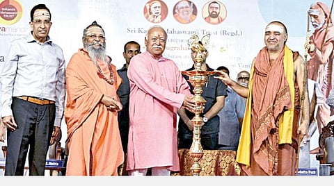 சென்னை தாம்பரத்தை அடுத்த ராஜகீழ்ப்பாக்கத்தில் உள்ள வித்யா மந்திர் பள்ளி வளாகத்தில், ஸ்ரீ காஞ்சி மஹாஸ்வாமி அறக்கட்டளை சார்பில் ‘அனுக்கிரஹ வர்ஷ’ கண்காட்சி மற்றும் ‘பரம் வாணி’ நூல் (‘தெய்வத்தின் குரல்’ நூலின் இந்தி மொழிபெயர்ப்பு) வெளியீட்டு விழா நேற்று நடைபெற்றது. நிகழ்ச்சியில் காஞ்சி சங்கர மடத்தின் பீடாதிபதி ஸ்ரீ விஜயேந்திர சரஸ்வதி ஸ்வாமிகள், ஆர்எஸ்எஸ் அமைப்பின் அகில பாரதத் தலைவர் மோகன் பாகவத்துக்கு குத்துவிளக்கை நினைவுப் பரிசாக வழங்கினார். உடன் ஓம்காரானந்தா ஸ்வாமிகள், பள்ளியின் அறங்காவலர் பாம்பே சங்கர்.படம்: எம்.முத்துகணேஷ்