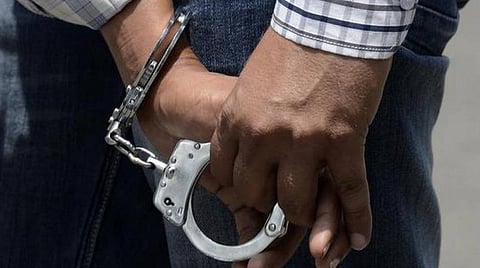 தாயை அவதூறாக பேசியதால் தந்தையை கொன்ற மகன் கைது