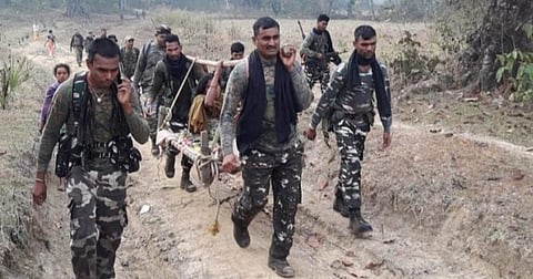 சிஆர்பிஎஃப் கமாண்டர் உள்ளிட்ட ஜவான்கள் பழங்குடிப் பெண்ணை மருத்துவமனைக்கு சுமந்து செல்லும் காட்சி | படம்: ட்விட்டர்