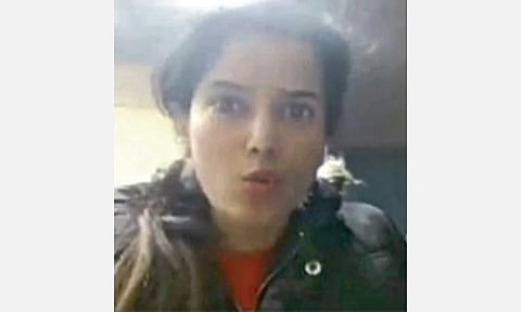 குடியுரிமை சட்ட போராட்டத்தில் பெண் டாக்டரை தாக்க முயன்ற கும்பல்