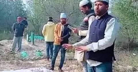 பிரயாக்ராஜ் மயானம் ஒன்றில் தனது முன்னோர்களிடம் சிஏஏவுக்கான ஆவணங்களைக் கேட்கும் காங்கிரஸ் பிரமுகர் ஹசீப் அகமது | படம்: ட்விட்டர்