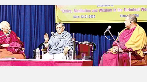 'மைத்ரிம் போஷஸ் அறக்கட்டளை' சார்பில் மயிலாப்பூர் பாரதிய வித்யாபவனில் நேற்று நடைபெற்ற விவாதக் கூட்டத்தில் பேசுகிறார் துக்ளக் இதழ் ஆசிரியர் எஸ்.குருமூர்த்தி. உடன் திபெத் புத்த தத்துவ ஞானி சம்தோங் ரின்பொசே, நீதிநெறிக்கான தலாய்லாமா மைய இயக்குநர் டென்சின் பிரியதர்ஷி. படம்: பு.க.பிரவீன்