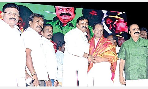 ஜெ. சொத்துகளை அரசுடமையாக்க வேண்டும்: எம்ஜிஆர் பிறந்தநாள் கூட்டத்தில் புகழேந்தி வலியுறுத்தல்