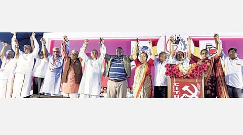 சிஐடியு 16-வது அகில இந்திய மாநாடு சென்னை ராயப்பேட்டை ஒய்எம்சிஏ மைதானத்தில் நேற்று தொடங்கியது. இதில் பங்கேற்ற சிஐடியு அகில இந்தியத் தலைவர் கே.ஹேமலதா, மாநிலத் தலைவர் அ.சவுந்தரராசன், தொமுச பேரவை பொதுச்செயலாளர் மு.சண்முகம், சிஐடியு பொதுச்செயலாளர் தபன்சென் உள்ளிட்டோர்.  படம்: க.பரத்