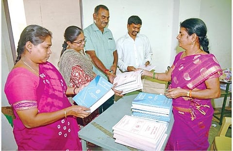 கோவை துணிவணிகர் சங்க அரசு மேல்நிலைப் பள்ளியில் வினா வங்கி புத்தகம் வாங்கிய ஆசிரியர்கள்.படம்: ஜெ.மனோகரன்