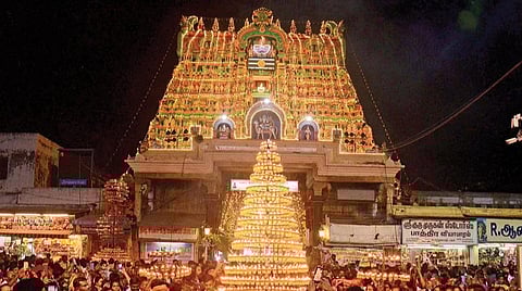 தை அமாவாசையை முன்னிட்டு, திருநெல்வேலி நெல்லையப்பர், காந்தியம்மன் கோயிலில் 6 ஆண்டுகளுக்கு ஒரு முறை நடைபெறும் லட்சதீபத் திருவிழா நேற்று நடைபெற்றது. சுவாமி சந்நிதி வாயிலில் 12 அடி உயரத்துக்கு கூம்பு வடிவில் ஏற்றப்பட்ட விளக்குகள் வரிசையைக் காண திரண்டிருந்த பக்தர்கள். படம்: மு.லெட்சுமி அருண்.