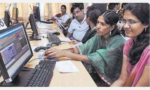 பொறியியல் கலந்தாய்வில் பங்கேற்காத 8 ஆயிரம் மாணவர்களுக்கு கட்டணம் திருப்பி தரப்படவில்லை: நிதியை வேறு பணிகளுக்கு பயன்படுத்தியதால் அதிகாரிகள் தவிப்பு