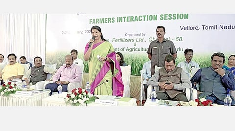 வேலூரில் மத்திய உரம் மற்றும் ரசாயனத் துறை சார்பிலான நாடாளுமன்ற நிலைக்குழு மற்றும் விவசாயிகளுடனான கலந்துரையாடல் கூட்டத்தில் பேசும் கனிமொழி.படம்: வி.எம்.மணிநாதன்.