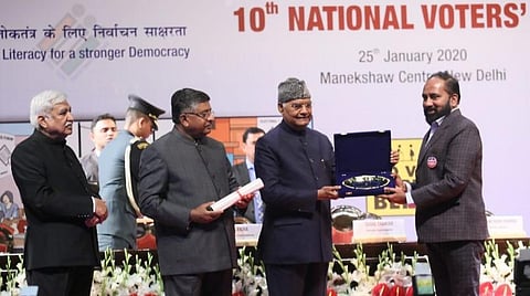 குடியரசுத் தலைவரிடம் இருந்து விருது பெறும் 'இந்து தமிழ்' நாளிதழ் ஆசிரியர் கே.அசோகன். படம்: ஆர்.வி.மூர்த்தி.