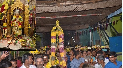 திருமங்கலம் அருகே வடக்கம்பட்டியில் முனியாண்டி கோயிலில் திருவிழாவையொட்டி பிரியாணி திருவிழா நடைபெற்றது. அலங்காரத்தில் முனியாண்டி சுவாமி மற்றும் பூத்தட்டு ஊர்வலத்தில் பங்கேற்ற பக்தர்கள்.