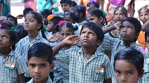 அடிப்படை வசதிகள் இல்லாவிட்டாலும் தினமும் தேசியக்கொடி ஏற்றி தேசியகீதம் பாடும் அதிசய கிராமம்