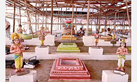 தஞ்சாவூர் பெரிய கோயிலில் பிப்ரவரி 5-ம் தேதி கும்பாபிஷேகம்  நடைபெறவுள்ளதையொட்டி பக்தர்கள் நெரிசலின்றி சுவாமி தரிசனம் செய்ய ஏதுவாக  தடுப்புகள் அமைக்கப்பட்டு வருகின்றன. (அடுத்த படம்) தஞ்சாவூர் பெரியகோயிலில் கும்பாபிஷேகத்துக்காக அமைக்கப்பட்டுள்ள பிரம்மாண்ட யாகசாலை பந்தல்.