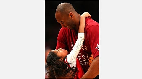 பிரபல கூடைப்பந்து வீரர் கோபி ப்ரையண்ட் ஹெலிகாப்டர் விபத்தில் பலி: 13 வயது மகளும் உயிரிழந்தார்