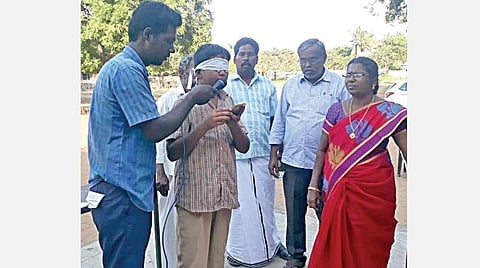 கரூர் மாவட்டம் பழைய ஜெயங்கொண்டம் அரசு மேல்நிலைப் பள்ளி மாணவர் ஜெ.தண்டபாணி, பள்ளி வளாகத்தில் கண்களை துணியால் கட்டிக்கொண்டு கையில் வைத்துள்ள பொருள் குறித்து விளக்கம் அளிக்கிறார்.