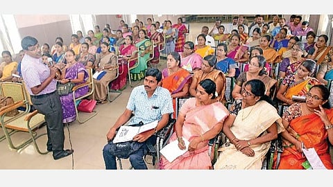 கோவை எஸ்எஸ் குளம் கல்வி மாவட்டத்துக்கு உட்பட்ட ராமகிருஷ்ணாபுரம் மாநகராட்சி மேல்நிலைப் பள்ளியில் நடைபெற்ற ஆங்கில பேச்சுப் பயிற்சி முகாமில் பேசிய கருத்தாளர் விவிஆர் விவேகானந்தன்.படம்: ஜெ.மனோகரன்