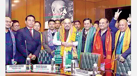 போடோலாந்து தேசிய ஜனநாயக முன்னணி, அனைத்து போடோ மாணவர்கள் கூட்டமைப்பு ஆகியவற்றுடன் டெல்லியில் நேற்று அமைதி ஒப்பந்தம் கையெழுத்தானது. இதில் மத்திய உள்துறை அமைச்சர் அமித் ஷா, அசாம் முதல்வர் சர்வானந்த சோனோவால் மற்றும் போடோ அமைப்புகளின் பிரதிநிதிகள் உள்ளிட்டோர் பங்கேற்றனர். படம்: பிடிஐ