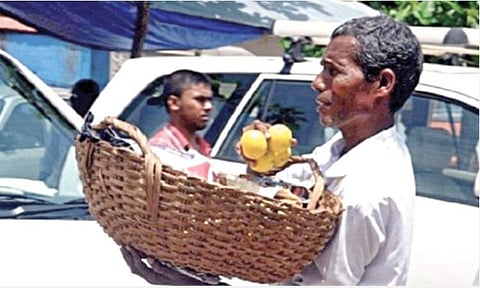 கர்நாடகாவைச் சேர்ந்த ஆரஞ்சு பழ வியாபாரி ஹரேகலா ஹஜப்பா.