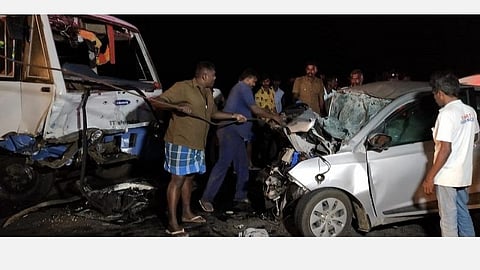 ராஜபாளையம் - தென்காசி சாலையில் வேனும் - காரும் நேருக்கு நேர் மோதி விபத்து: 5 பேர் பலி; 20 பேர் காயம் 