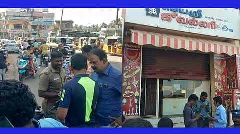 வீட்டில் திருட்டு; நகைக்கடையிலும் கைவரிசை: 3 கிலோ தங்க நகைகள் கொள்ளை