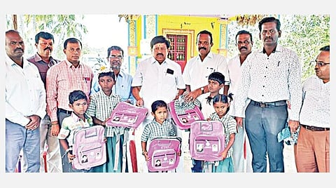 பர்கூர் அருகே பள்ளிப் படிப்பை பாதியில் நிறுத்திய மாணவர்களை மீட்டு அவர்கள் மீண்டும் படிப்பதற்கான கல்வி உபகரணங்கள் வழங்கிய பர்கூர் எம்எல்ஏ சி.வி.ராஜேந்திரன்.