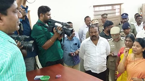 அலுவலரிடம் வாக்குவாதத்தில் ஈடுபடும் கனிமொழி எம்.பி.