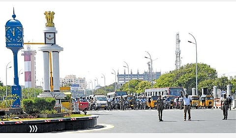 காந்தியடிகளின் நினைவு தினம் நேற்று அனுசரிக்கப்பட்டது. இதையொட்டி நேற்று பகல் 11 மணி அளவில் சென்னை கடற்கரை சாலை, காந்தி சிலை அருகே உள்ள சிக்னலில் அனைத்து வாகனங்களும் நிறுத்தப்பட்டு மவுன அஞ்சலி செலுத்தப்பட்டது. படம்: க.பரத்
