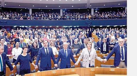 பெல்ஜியம் நாட்டின் பிரஸல்ஸ் நகரில் உள்ள ஐரோப்பிய யூனியன் நாடாளுமன்றத்தில், பிரிட்டன் வெளியேறுவதை அனுமதிக்கும் மசோதா நேற்று முன்தினம் நிறைவேறியது. வாக்கெடுப்பு முடிவுகள் டிஜிட்டல் திரையில் வெளியானபோது, நாடாளுமன்ற உறுப்பினர்கள் அனைவரும் கைகோர்த்தபடி ‘ஆல்ட் லாங் சைனே’ என்ற பாரம்பரிய ஸ்காட்டிஷ் பாடலைப் பாடினர்.  படம்: ஏஎப்பி