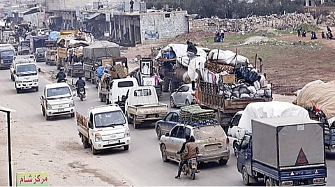 சிரியாவின் இட்லிப் மாகாணத்தில் கிளர்ச்சிப் படையின் கட்டுப்பாட்டில் உள்ள ஆரிஹா பகுதியில் ரஷ்ய போர் விமானங்கள் குண்டுகளை வீசி தாக்குதல் நடத்தியது. அப்பகுதி மக்கள் வாகனங்களில் தப்பிச் சென்றனர். படம்: பிடிஐ