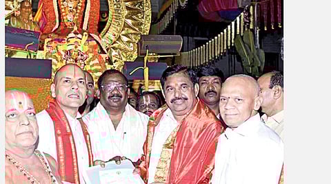 உளுந்தூர்பேட்டையில் திருப்பதி ஏழுமலையான் கோயில் கட்டுவதற்காக குமரகுரு எம்எல்ஏ தானமாக அளித்த 5.5 ஏக்கர் நிலப் பத்திரத்தை முதல்வர் பழனிசாமி திருமலை தேவஸ்தான நிர்வாகிகளிடம் வழங்கினார்.