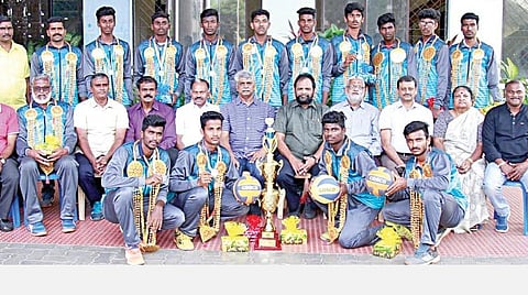 46-வது தேசிய ஜூனியர் வாலிபால் சாம்பியன்ஷிப்பில் வெள்ளிப் பதக்கம் வென்ற தமிழக அணி வீரர்களுக்கு சென்னையில் நேற்று பாராட்டு விழா நடத்தப்பட்டது. இதில் தமிழக வாலிபால் சங்க தலைவர் ஏ.கே.சித்திரை பாண்டியன் உள்ளிட்ட நிர்வாகிகள் கலந்து கொண்டனர்.