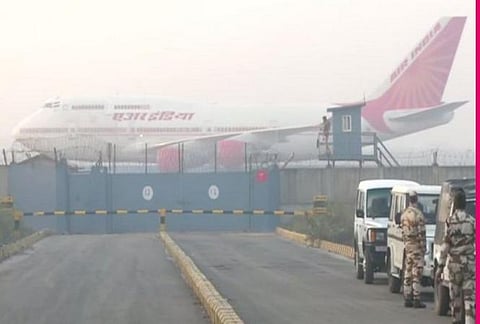 சீனாவில் இருந்து புறப்பட்டு இன்று காலை டெல்லி வந்து சேர்ந்த ஏர் இந்தியா விமானம் : படம் | ஏஎன்ஐ.