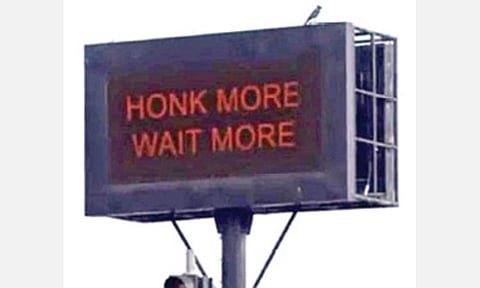 ஒலி மாசைக் கட்டுப்படுத்த நடவடிக்கை; சிக்னலில் ‘ஹாரன்’ அடித்தால் காத்திருப்பு நேரம் அதிகரிக்கும்: மும்பையில் புதிய முறையை அறிமுகம் செய்தது காவல் துறை