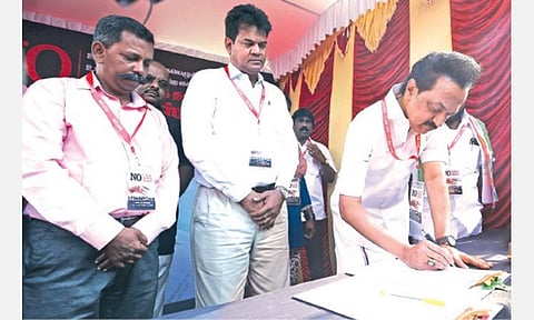 குடியுரிமை சட்டத்துக்கு எதிராக தமிழகம் முழுவதும் திமுக கூட்டணி கட்சியினர் கையெழுத்து இயக்கம்: சென்னையில் மு.க.ஸ்டாலின், நல்லகண்ணு தொடங்கி வைத்தனர்