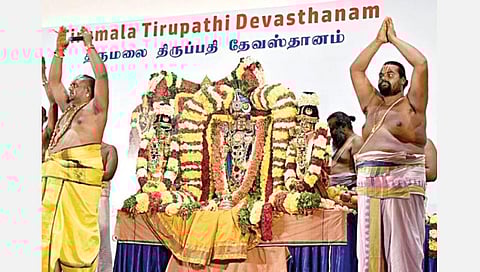 வேளச்சேரி குருநானக் கல்லூரியில் நடைபெற்ற 11-வது இந்து ஆன்மிக மற்றும் சேவை கண்காட்சியின் நிறைவு நாளான நேற்று, திருமலை திருப்பதி தேவஸ்தானம் சார்பில் சீனிவாச திருக்கல்யாண வைபவத்தில் திருக்கல்யாண கோலத்தில் ஸ்ரீதேவி, பூதேவியுடன் பக்தர்களுக்கு அருள்பாலிக்கும் சீனிவாசப் பெருமாள்.