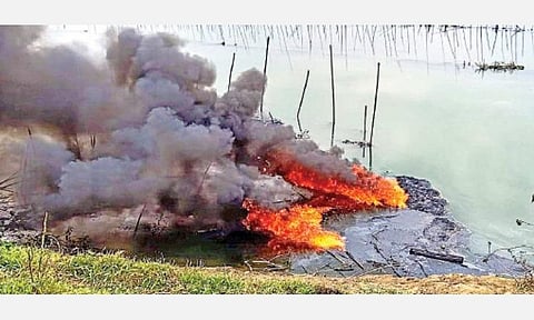 அசாமில் எண்ணெய்க் குழாயில் ஏற்பட்ட உடைப்பு காரணமாக, புர்ஹி திஹிங் ஆறு தீப்பற்றி எரிகிறது.