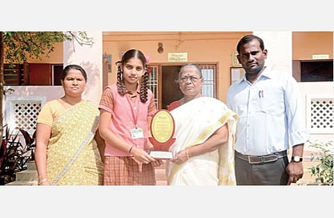 டெல்லியில் நடைபெற்ற பிரதமரின் கலந்துரையாடல் நிகழ்ச்சியில் பங்கேற்ற தற்காக வழங்கப்பட்ட கேடயத்தை காண்பித்து பள்ளியின் தாளாளர் ஜனகமாலா, முதல்வர் சுஜா எஸ்.சந்திரன் ஆகியோரிடம் வாழ்த்து பெற்ற மாணவி ஹரிணி.