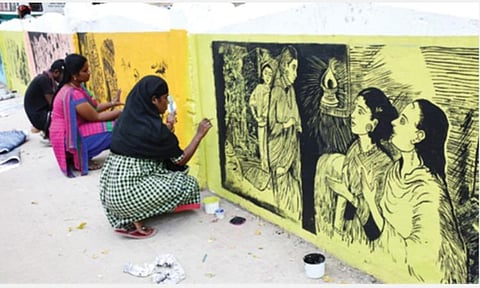 பெரிய கோயில் குடமுழுக்கு விழாவையொட்டி தஞ்சை சுவர்களில் பாரம்பரிய ஓவியங்கள்: அரசு கவின் கலைக் கல்லூரி மாணவர்கள் அசத்தல்