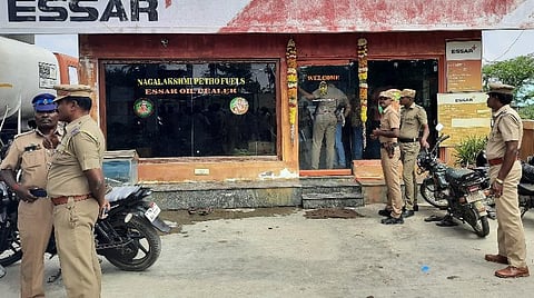 பெட்ரோல் பங்க்கில் விசாரணை நடத்தும் போலீஸார்.