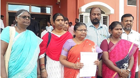 சிறுமி பாலியல் வழக்கில் உண்மை குற்றவாளிகளை கைதுசெய்ய வலியுறுத்தி திண்டுக்கல் மகிளா நீதிமன்றத்தில் புகார் கொடுத்த முன்னாள் எம்.எல்.ஏ., பாலபாரதி உள்ளிட்டோர்.