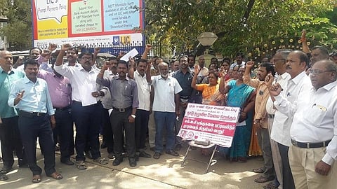 மத்திய அரசை கண்டித்து திண்டுக்கல்லில் நடந்த ஆர்ப்பாட்டத்தில் பங்கேற்ற எல்.ஐ.சி., ஊழியர்கள்.